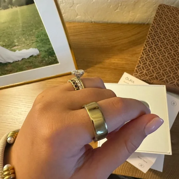 OURA RING GEN 4 GOLD SIZE 8
Oura - Picture 6 of 7